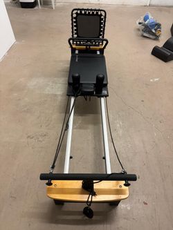 "AeroPilates Reformer completo, como nuevo, incluye box, arco lumbar, rebounder y accesorios. Muy poco uso."