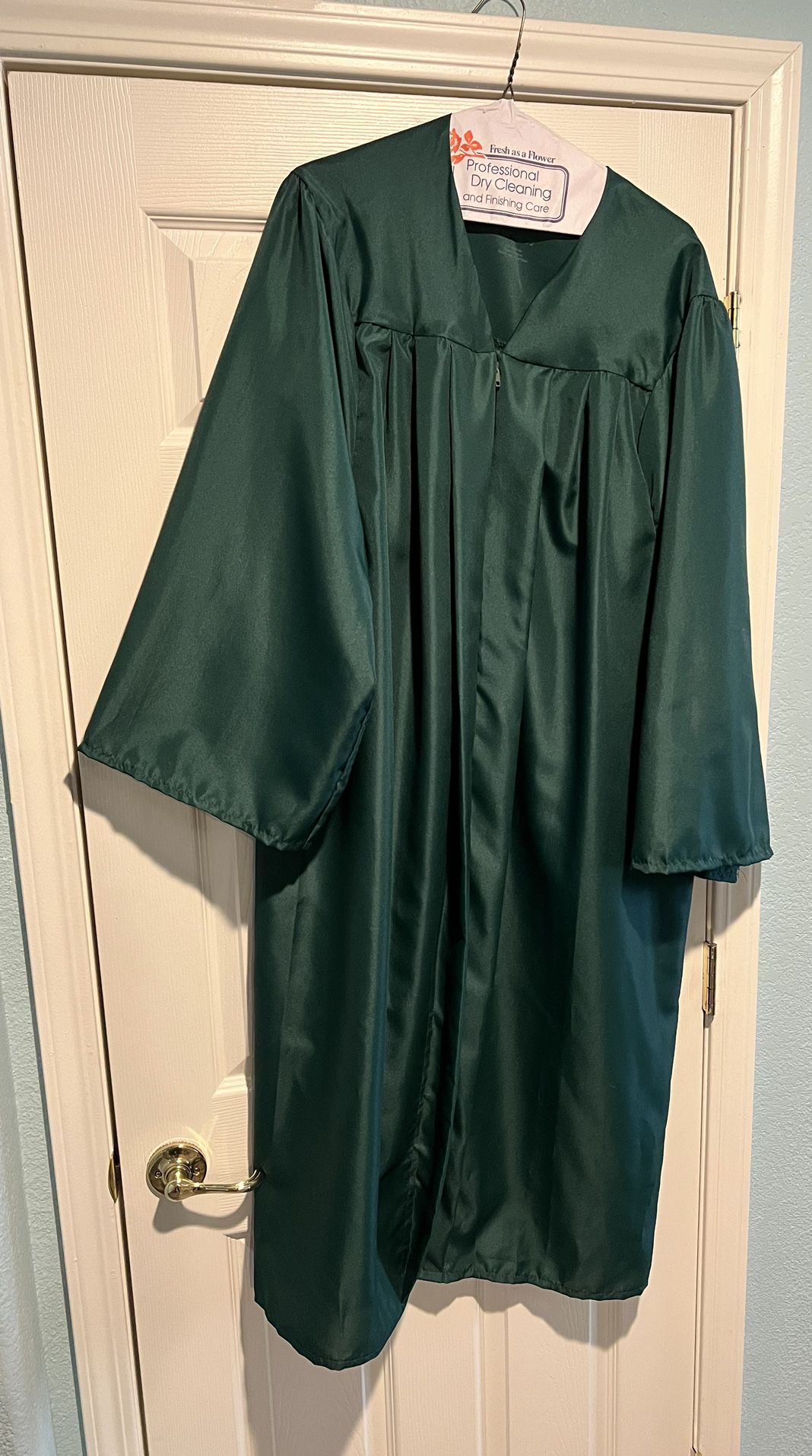 Graduation gown -new
