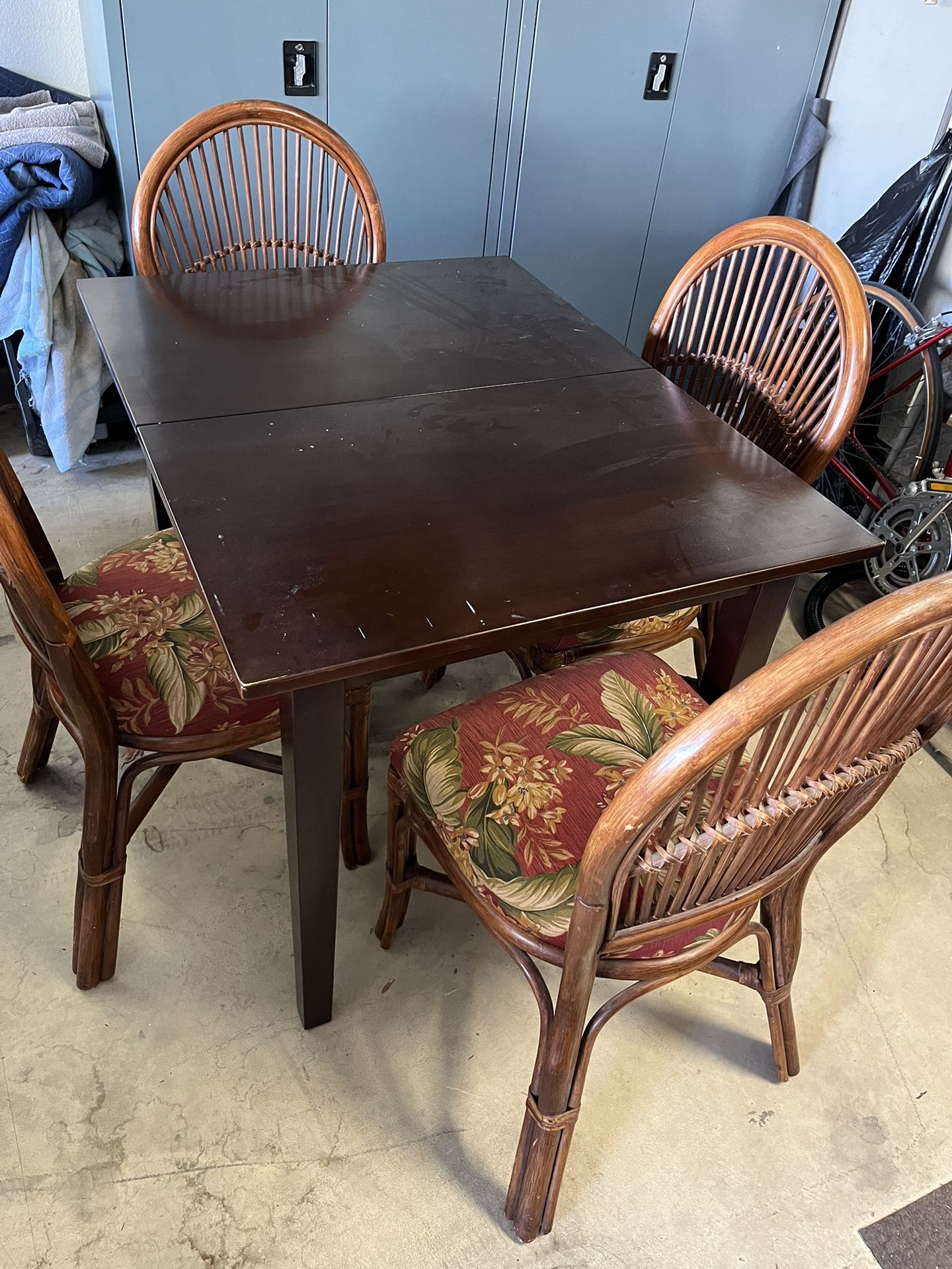 DINING ROOM TABLE W/CHAIRS
