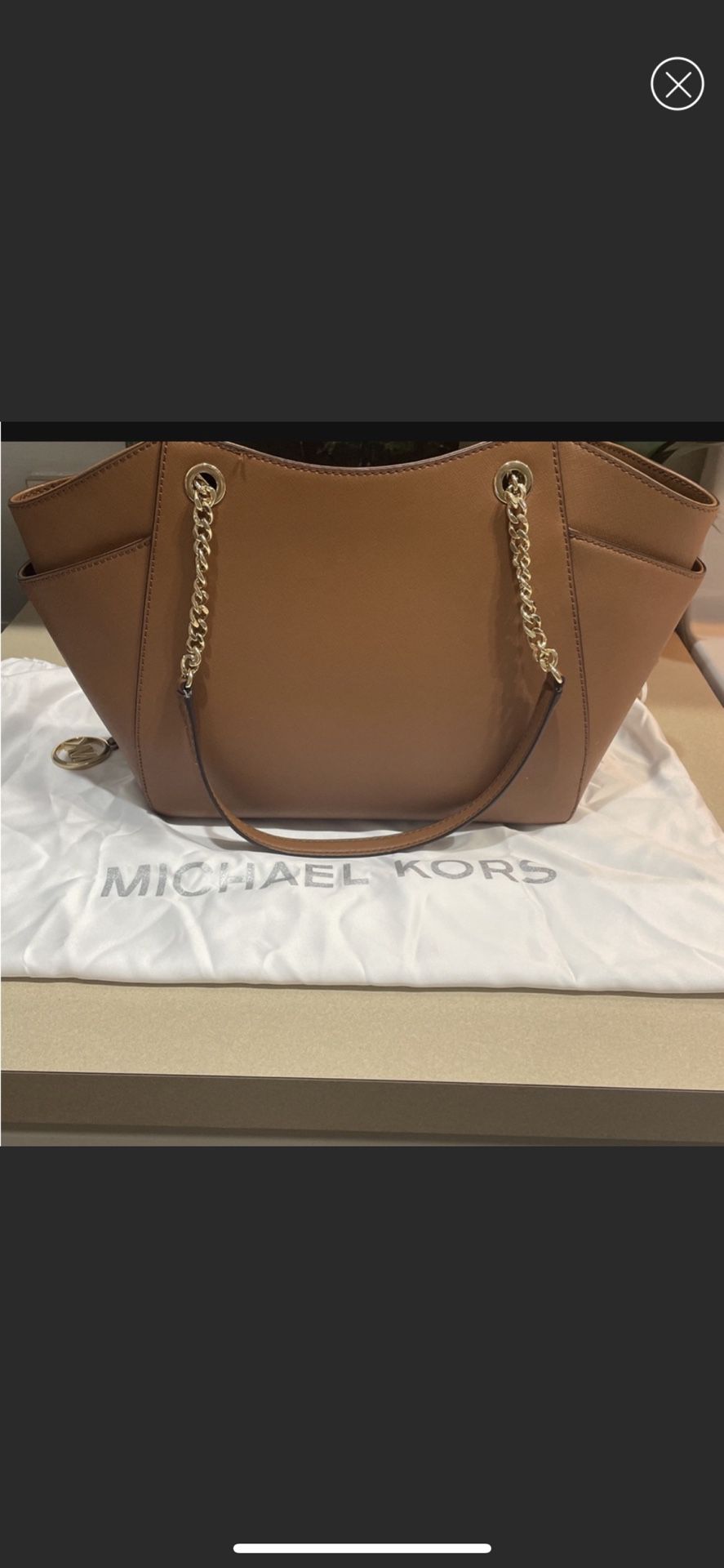 Michael Kors Daniela Large Saffiano Leather Crossbody Bag for Sale in  Seattle, WA - OfferUp