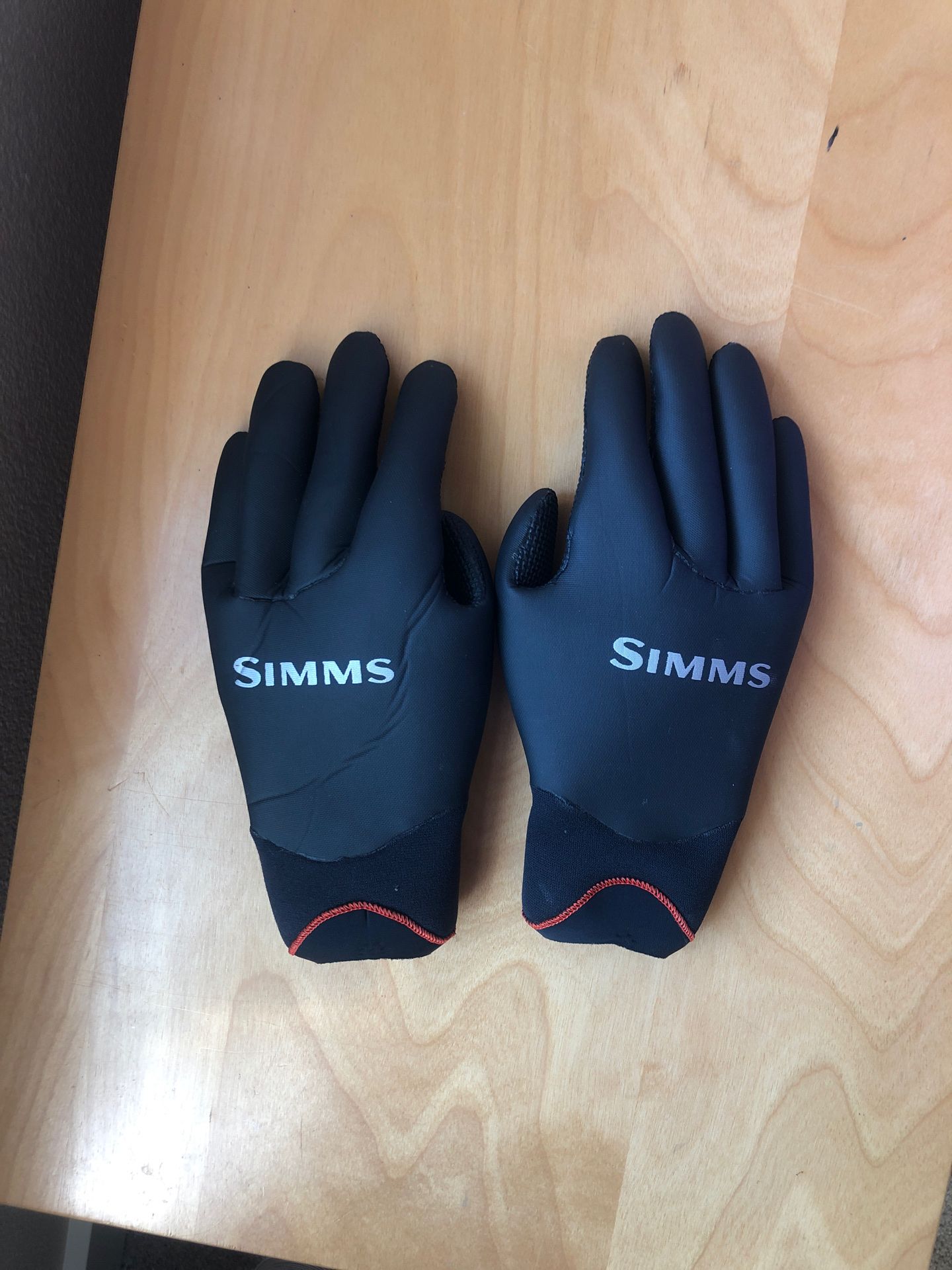 Simms woman’s fishing gloves