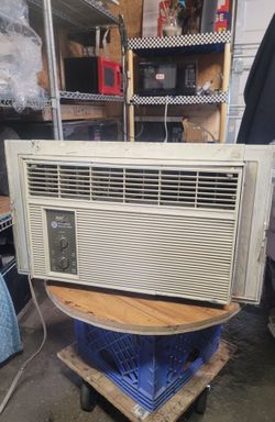 white Westinghouse window Air
Conditioning unit 
(6000 BTU) ,,,