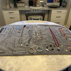 Lot of 32 Pieces of Costume Jewelry