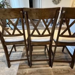 Counter stools set of 3 in excellent condition and at a great price