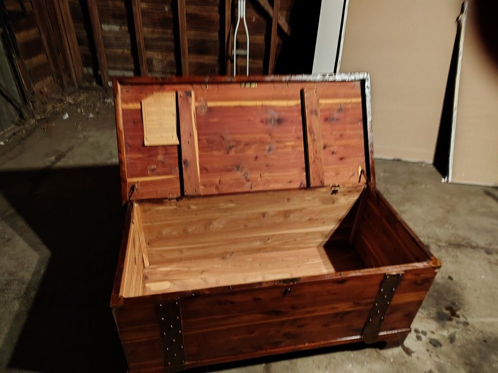 Cedar Wood Antique Chest With Ciertific Of Athleticsy
