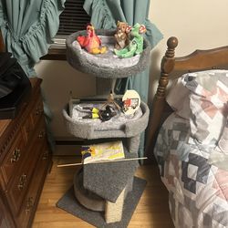 Cat Tree Barely Used ! 