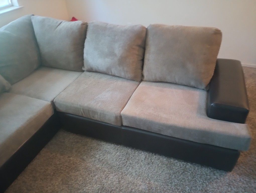 BROWN SECTIONAL NICE