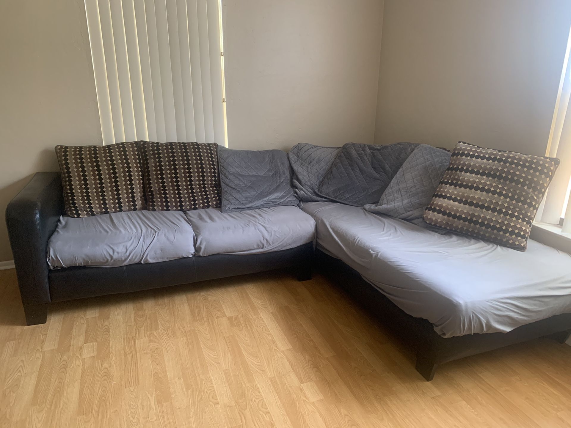 Sectional Couch w/ Pillows [Removable Pillows]