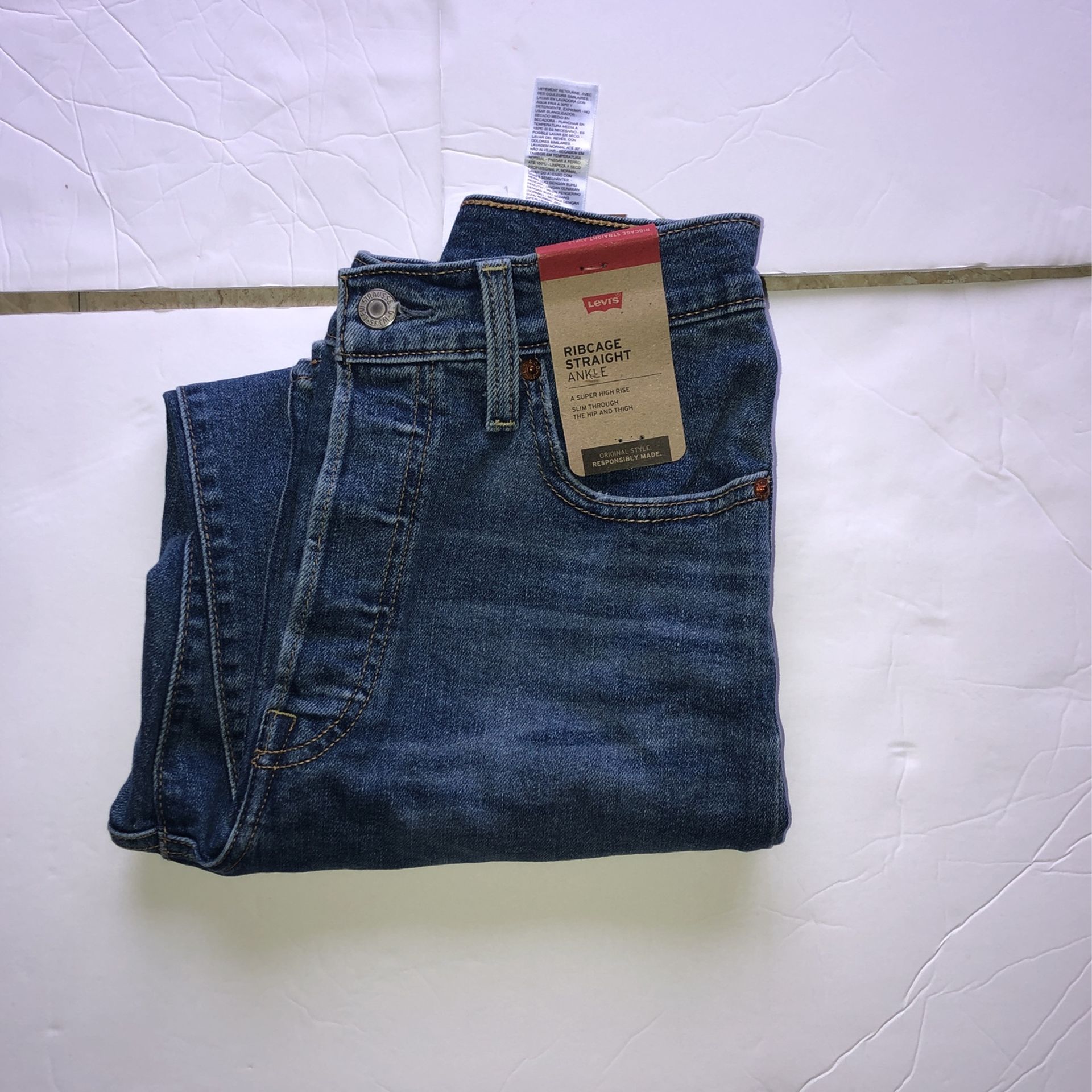 New Levi’s Ribcage Straight Size 27