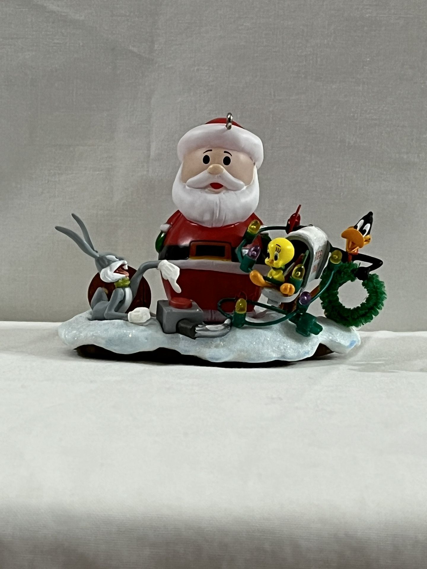 Hallmark Looney Tunes deck, the yard Christmas ornaments plugs into Christmas lights 2 1/2 tall