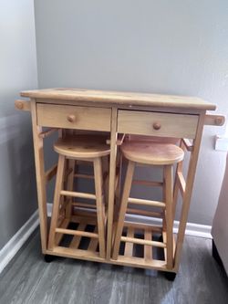 Convertible coffee table/desk with two chairs