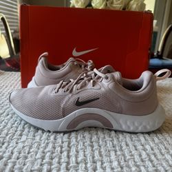 Women’s Nike Shoes Size 9