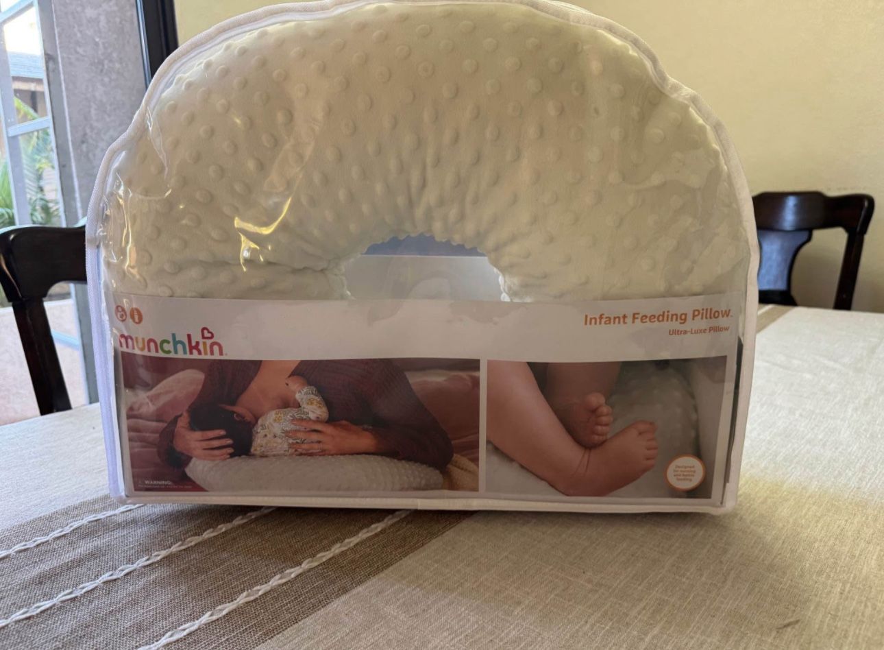 Infant Feeding Pillow. munchkin