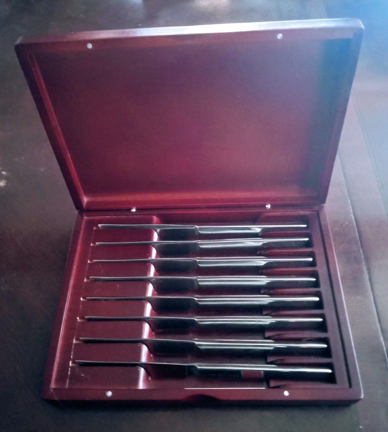 Wusthof 8 Piece Steak Knife Set w/Gift Case