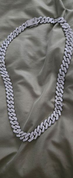 Free shipping

Long Hip-Hop Cuban Link Statement Chain for Men - Miami Silver Iced-Out Moissanite...
