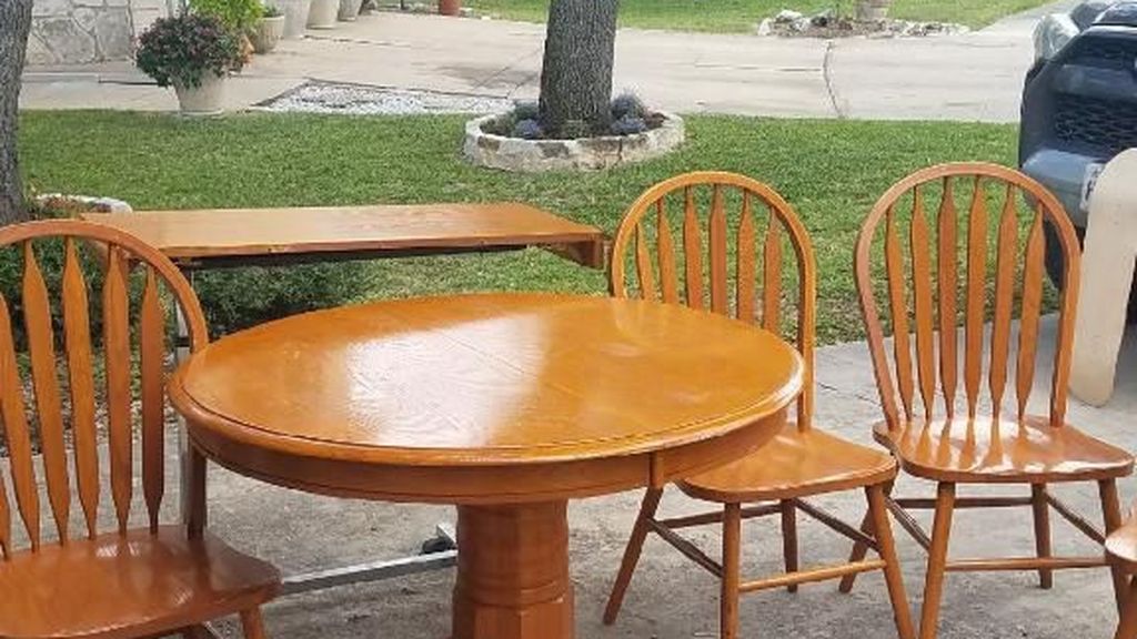 Solid Oak Wood Table w/Butterfly Leaf Extension and Chairs