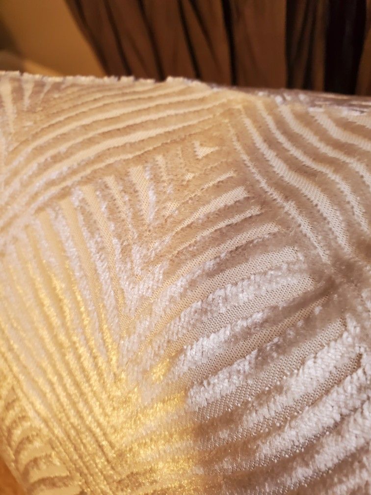 🔥🆕️ Off White/Cream 14 X 20 Feather Filled Throw Pillow