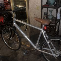 Cannondale aluminum frame working condition, brown leather seat, gears, and brakes