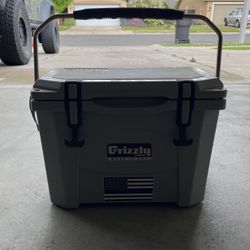 Grizzly Cooler Ice Chest 