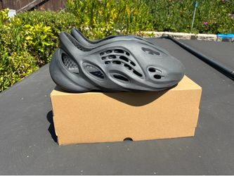 adidas Yeezy Foam RNR Onyx - Size 12