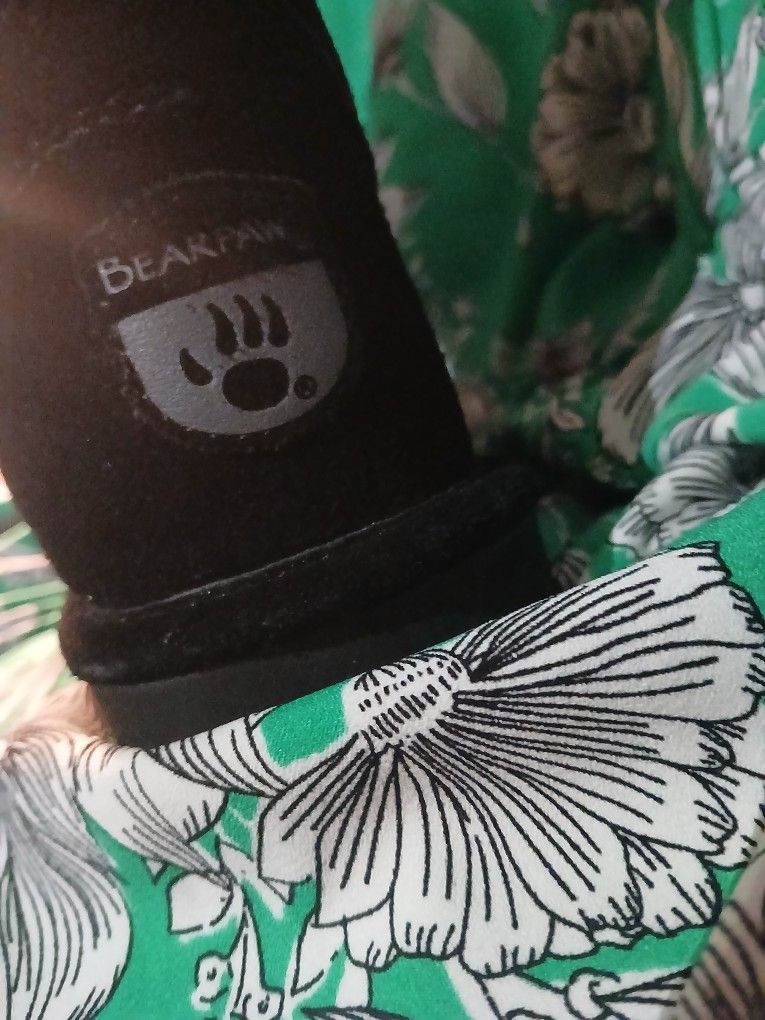 Nrand New Never Worn Pair Of Women's Shin Bear Claw Boots