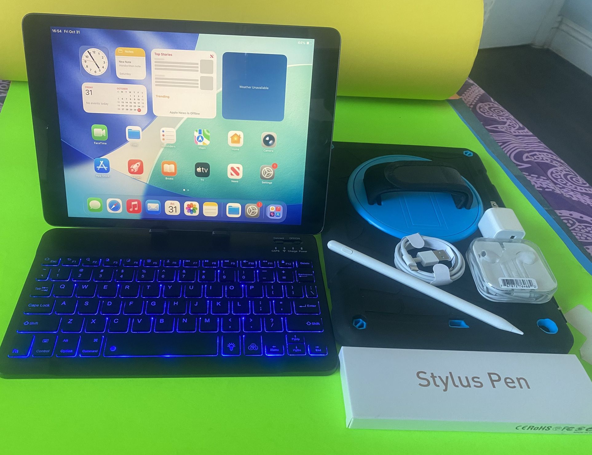 Apple IPad 7th Gen 32 GB With Keyboard And Stylus Pen   