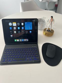 Apple iPad  8th Gen 32gb space grey WiFi with wireless keyboard and mouse