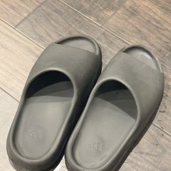 Yeezy - Black Size 10 US