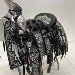 Montura Charra Bordada Con Herraje Y Fuste Plateado 