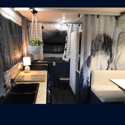 ******* Gorgeous  Completely Redone******2009 Fleetwood Niagara Pop Camper/trailer 