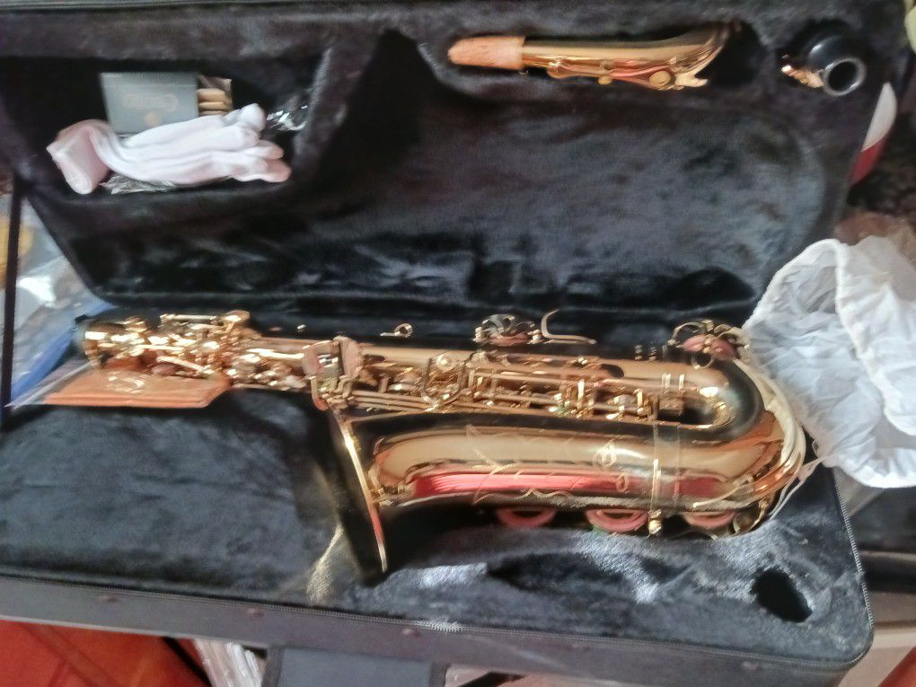 BRAND NEW NEVER USED SAXOPHONE 