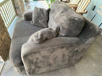 Wide single seat chair