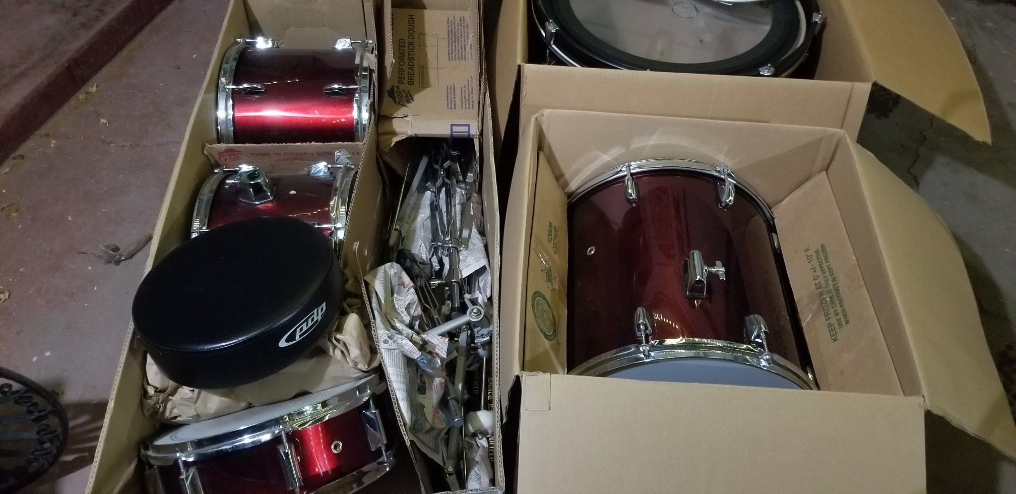 Drum set, added more pictures, not beginner set or kids set, real drum set