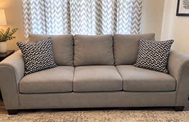 🛋️ Beautiful 3-Seat Sofa – Great Condition