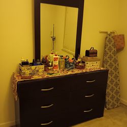 Bedroom Set, Head Board, Bed Frane ,Dresser And Mirror 