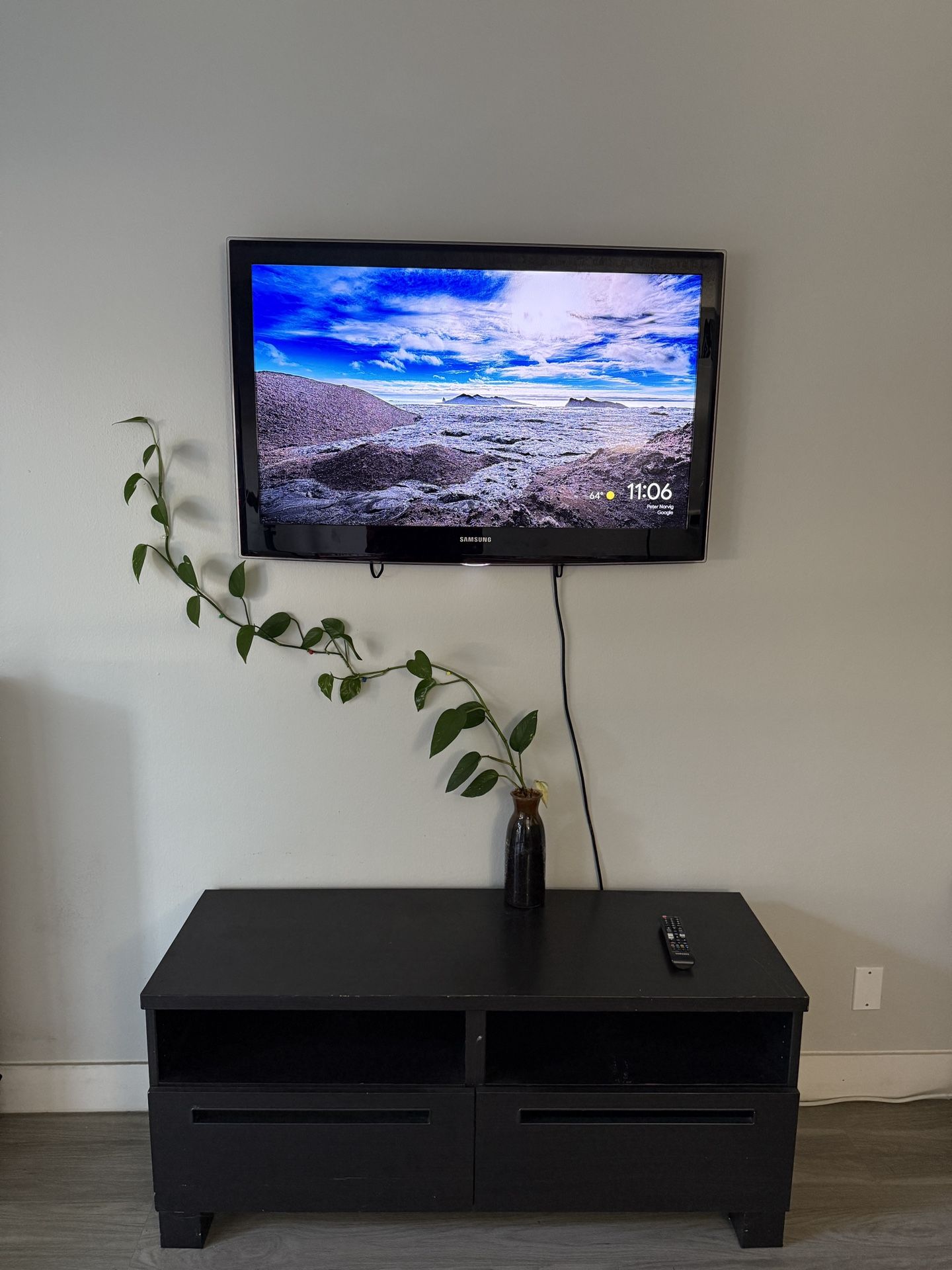 40” Samsung Full HD TV +  47” TV Table 