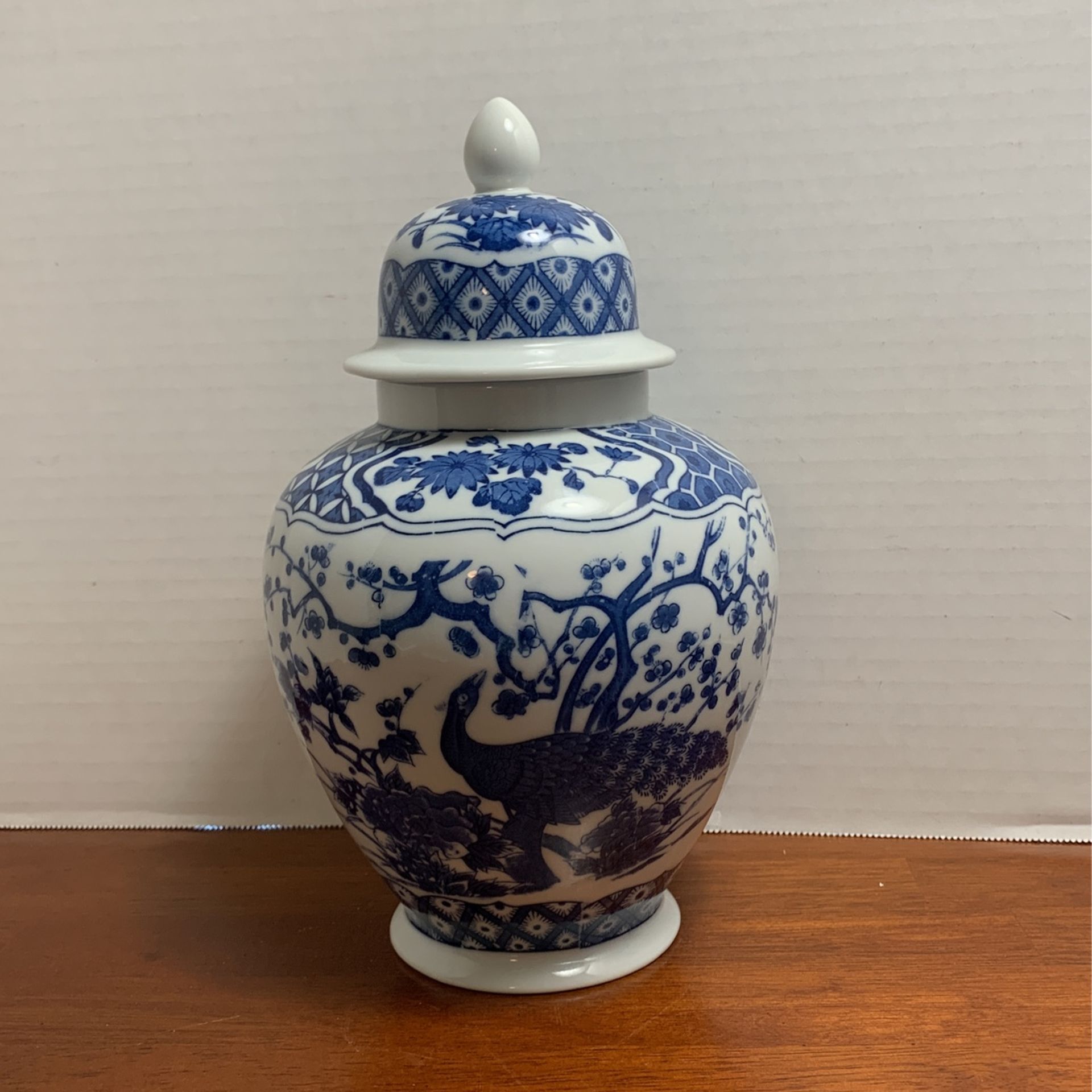 Vintage Peacock Ginger Jar, Blue And White 10 1/2“ X 7” L8