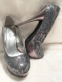 SIZE 7.5 SILVER SPARKLE SHOES 47TH AVE. AND DOBBINS IN LAVEEN