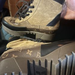 Size 8 Women L.V. Boots 