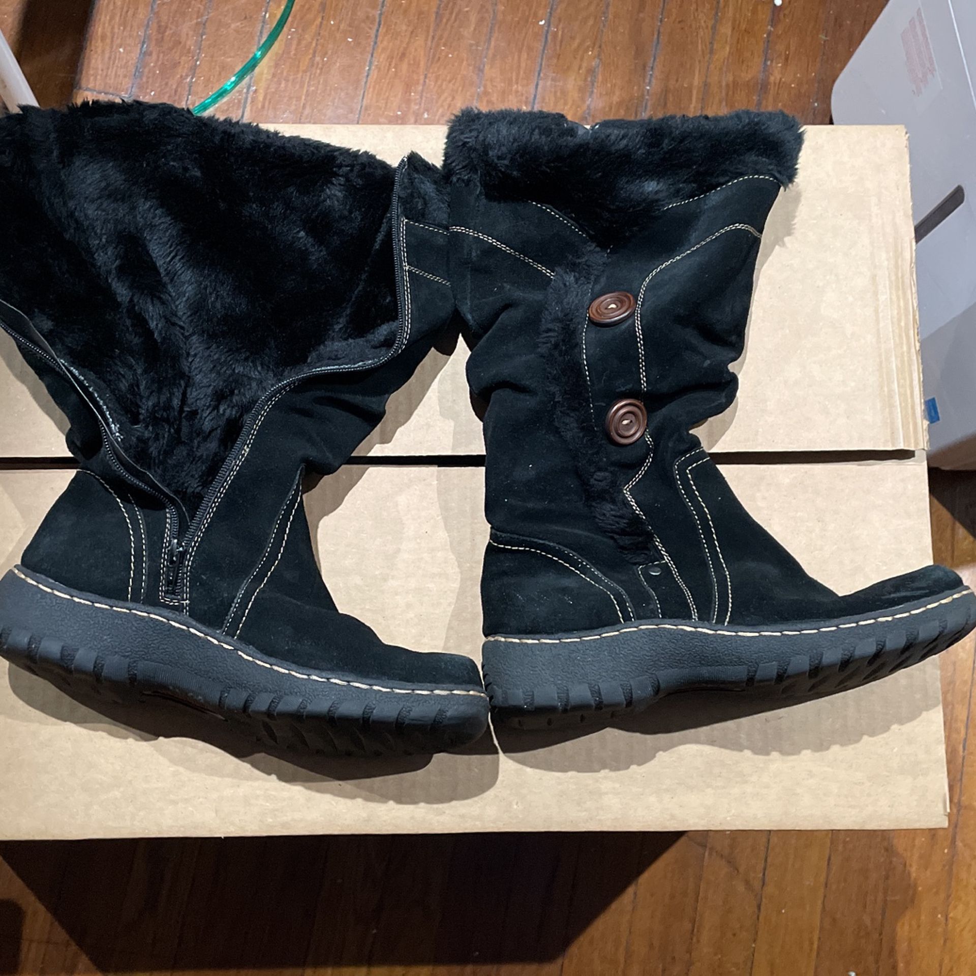 Bare traps Woman Suelts Water Resist Boots 10 M Use Like New