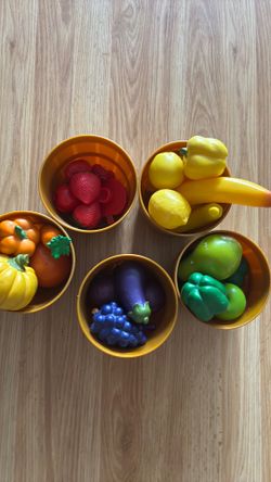 Learning Resources Farmer's Market Color Sorting Set Pretend Play Food Sets for Kids Kitchen, Color Sorting Toys, Plastic Fruit and Vegetable Toy for 