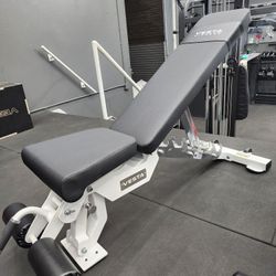 🔻 HEAVY DUTY COMMERCIAL GRADE SUPER SOLID  ADJUSTABLE BENCH THAT CAN INCLINE, DECLINE, FLAT AND MILITARY PRESS WITH WHEELS AND LEG PADS ( BRAND NEW )