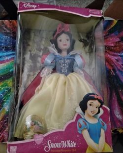 Disney Princess Snow White porcelain keepsake doll