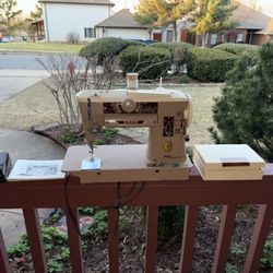 Singer Sewing Machine - Vintage 
