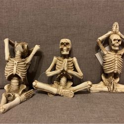 ☠️3 Skeletons Halloween Decor 5”