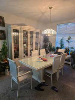 Formal Dining Set, beautiful and in excellent condition.