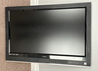 Vizio TV 31.5”X21” Screen with mounting bracket
