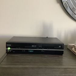 * TOSHIBA * HQ * 4-HEAD HI-FI STEREO VHS VCR AND DVD PLAYER AND CD PLAYER COMBO UNIT . BRAND NEW CONDITION . MUST SEE TO APPRECIATE . 