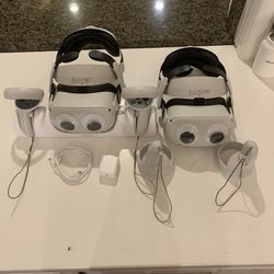 2 Oculus Quest 2 Headsets, Controllers, Anker Dock