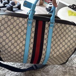 Gucci Men’s Large Duffle Bag beige and blue GG Supreme